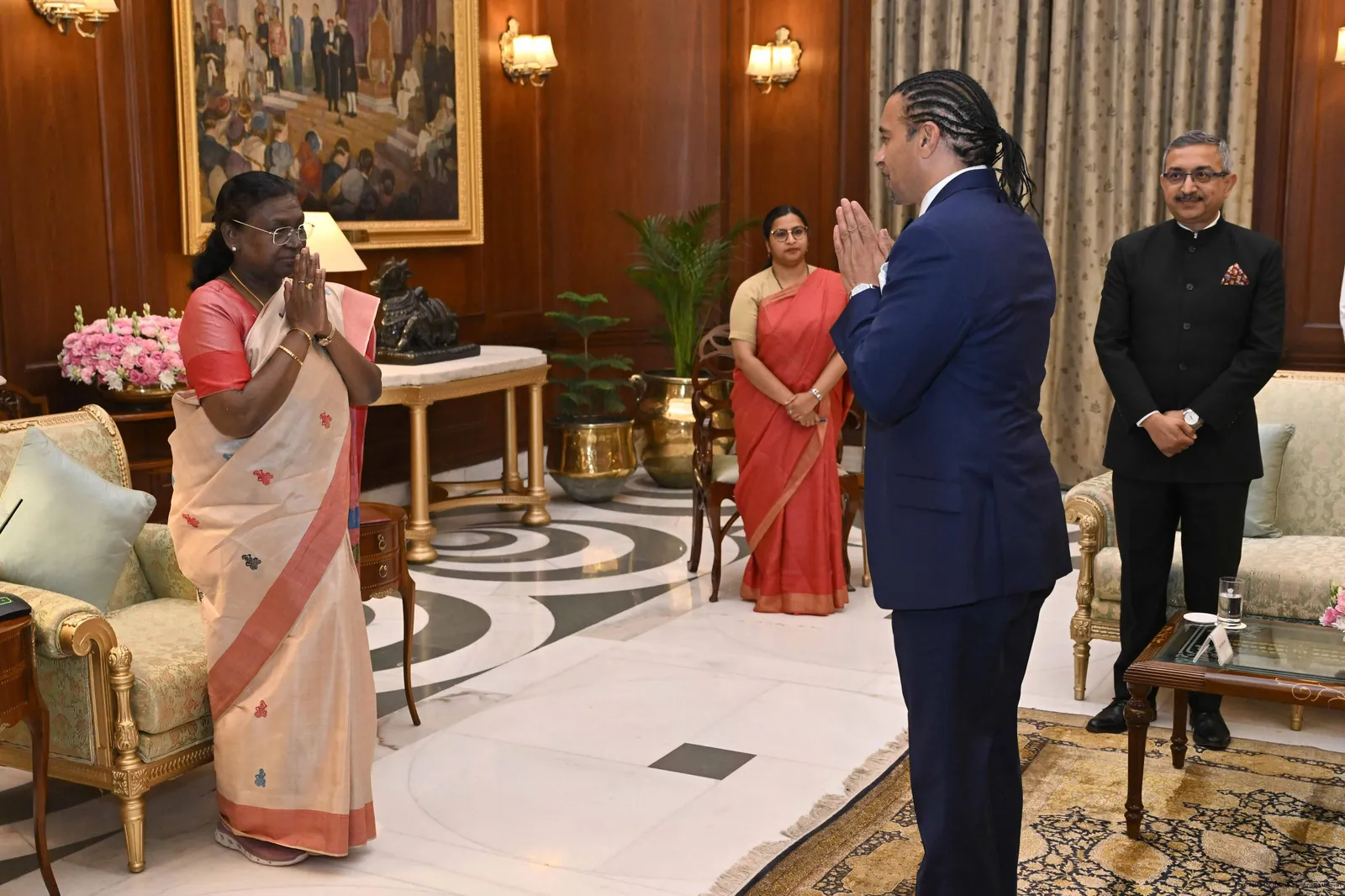 Gurdip Dev Bath greeting President Droupadi Murmu at Rashtrapati Bhavan