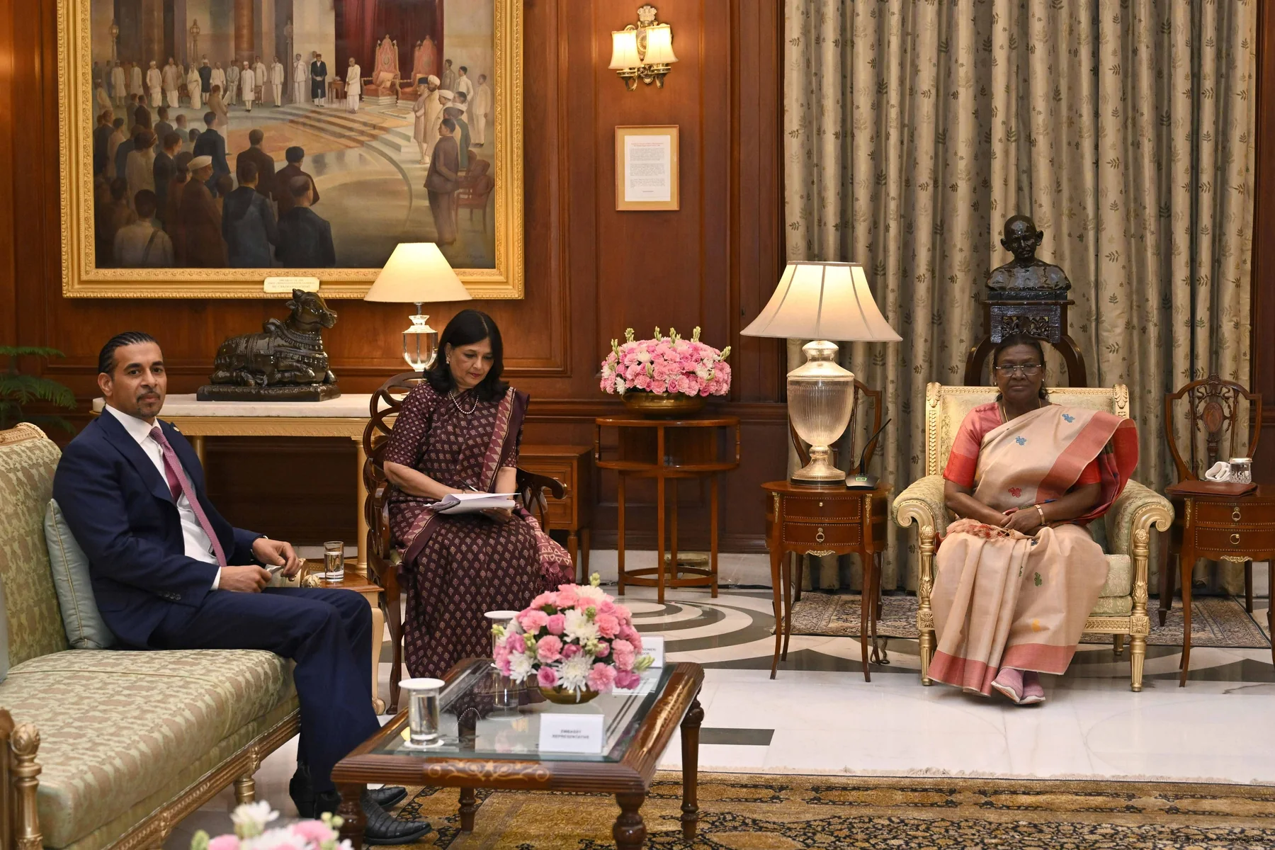 Gurdip Dev Bath in conversation with President Droupadi Murmu and officials at Rashtrapati Bhavan